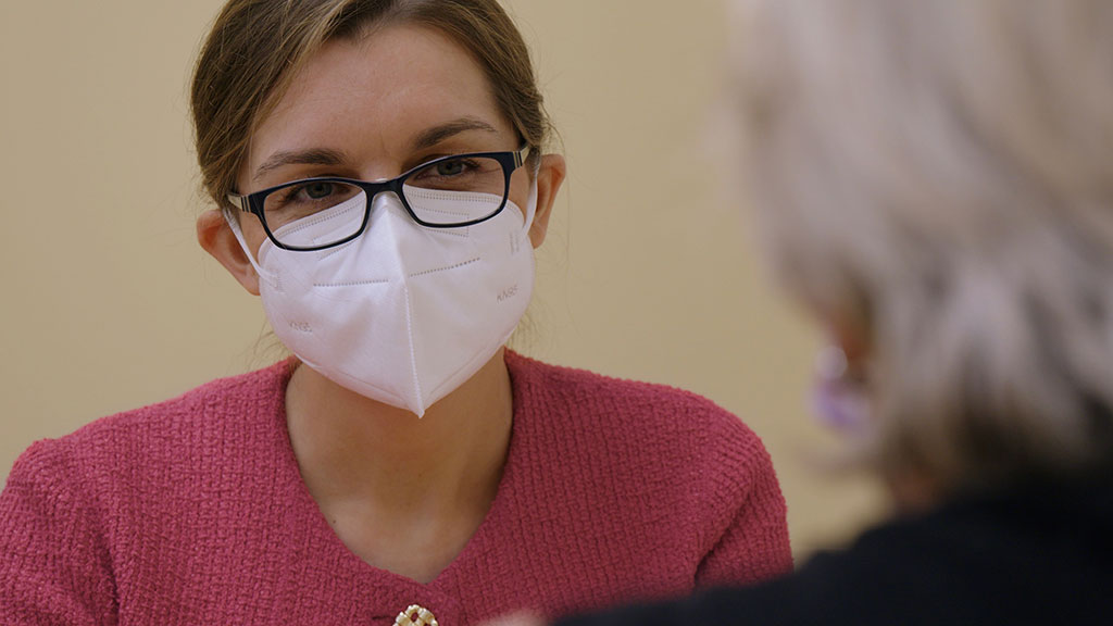 Dr. Ania Jasterboff speaks with a patient in documentary about how weight impacts health